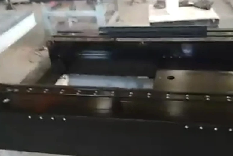 Componentes de granito con agujeros perforados y partes insertadas .